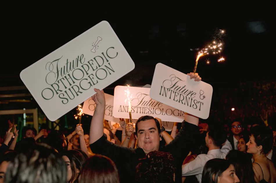 Multitud con carteles y bengalas en la fiesta