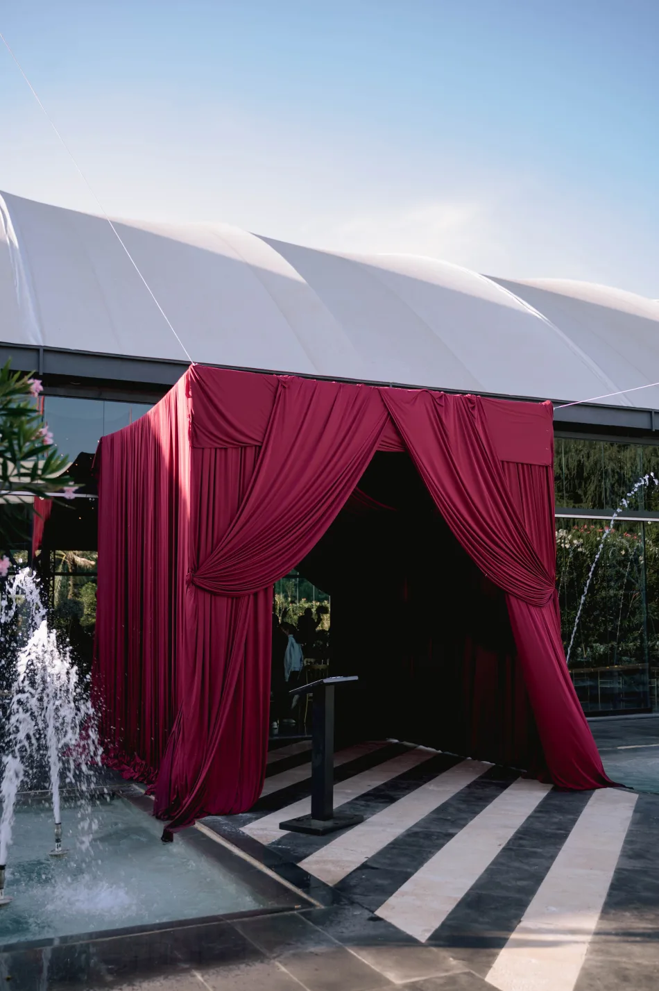 Entrada del evento con producción