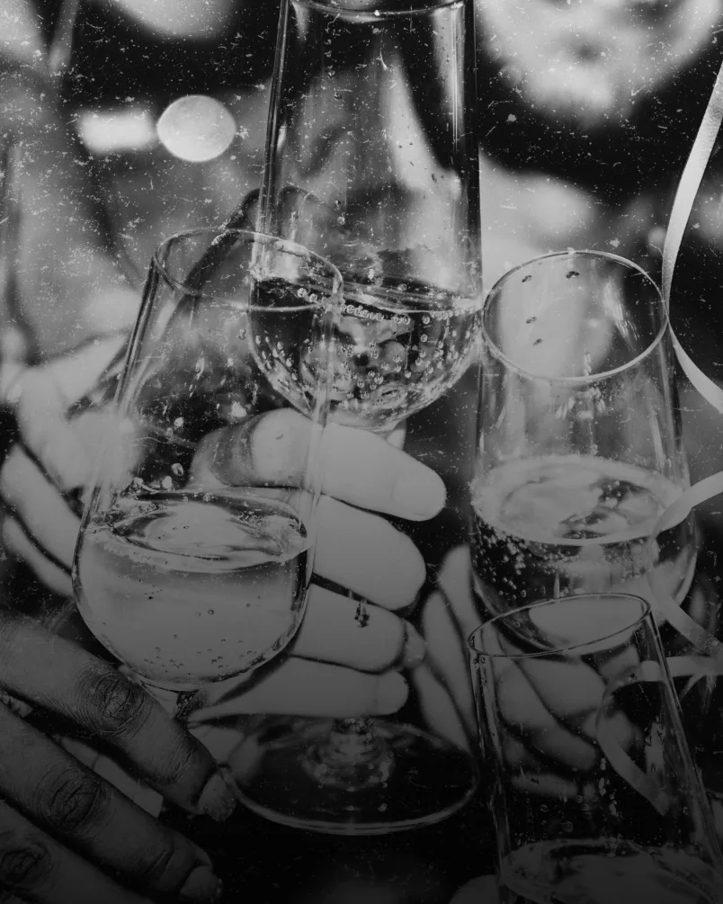 Brindis en una noche de GRADHOUSE — copas al aire en blanco y negro